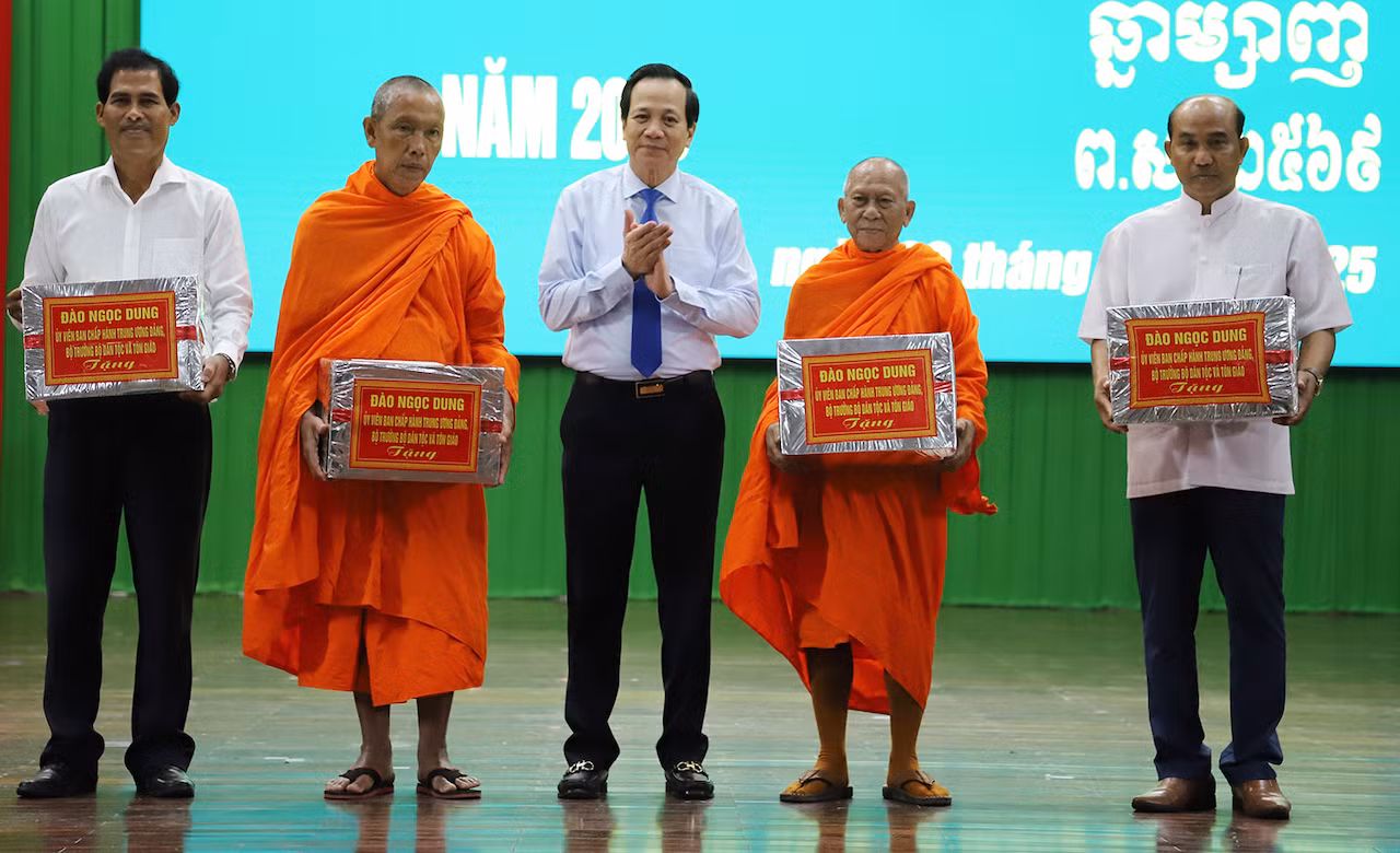 Bộ trưởng Bộ Dân tộc và Tôn giáo dự họp mặt, chúc Tết đồng bào Khmer tại tỉnh Trà Vinh -0
