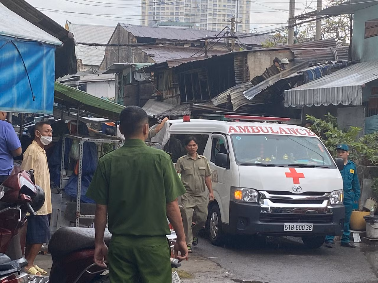 Cháy nhà cấp 4 lúc rạng sáng, 3 người trong nhà tử vong -0