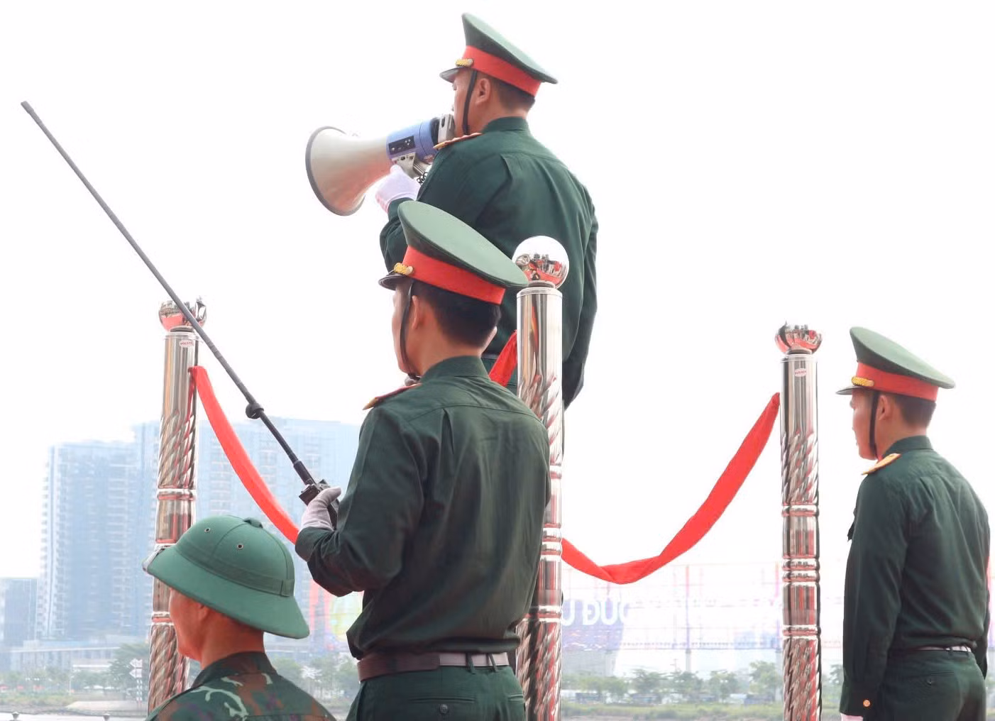 Người dân hào hứng xem bắn thử loạt đại bác chào mừng ngày 30/4 -0