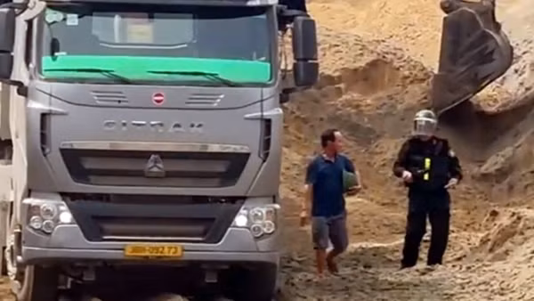 Đồng loạt khám xét, đưa 30 đối tượng khai thác cát ở Thanh Hoá về Hà Nội điều tra