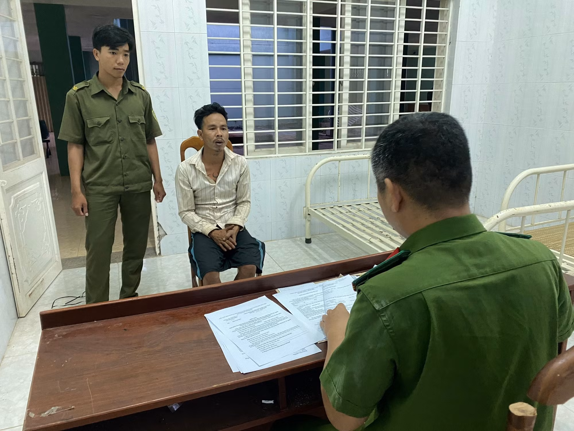Cầm dao, rựa ra đường la hét, chửi bới -0
