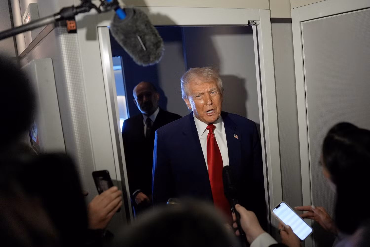 Ông Trump dọa áp thêm 50% thuế với hàng Trung Quốc, nâng tổng thuế lên 104% -0
