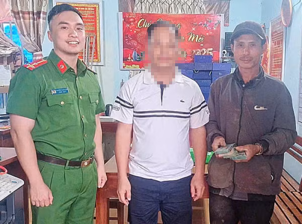 Nhặt được hơn 130 triệu đồng, nhờ Công an xã tìm người trả lại -0