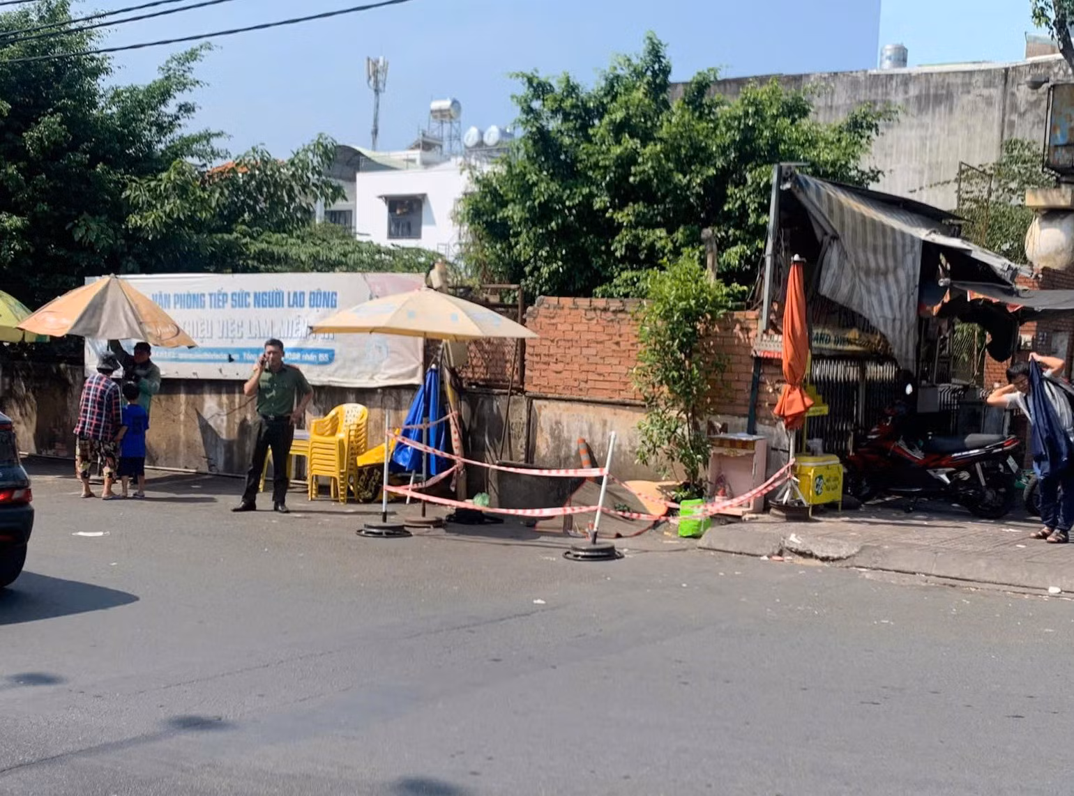 Người đàn ông tử vong bất thường tại cổng Bến xe Miền Tây -0