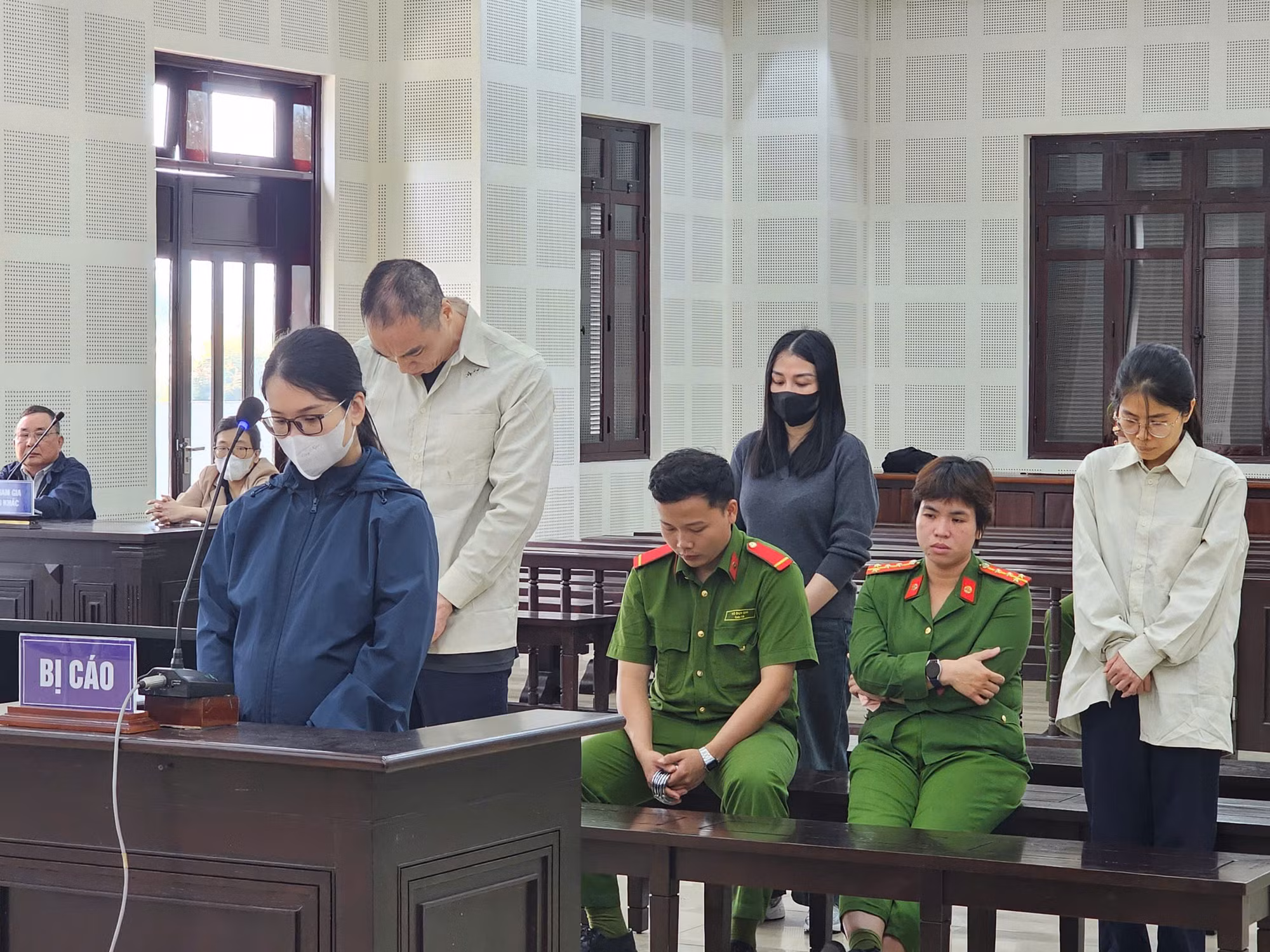 Xét xử lý đường dây hợp thức hóa bác sĩ Trung Quốc khám “chui” tại chuỗi phòng khám đa khoa Đà Nẵng -1