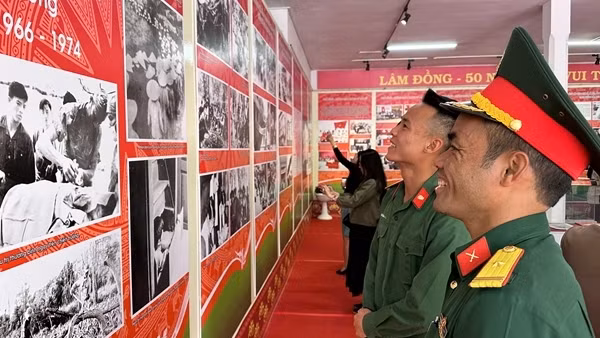 Bài 4:&nbsp;"Địch đánh núi Dinh thành vôi, các đồng chí sẽ thành tượng đá"