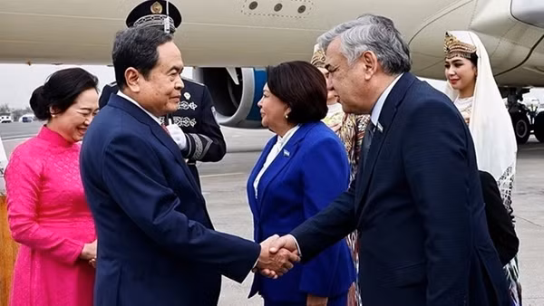 Chủ tịch Quốc hội bắt đầu tham dự Đại hội đồng IPU-150, thăm Uzbekistan