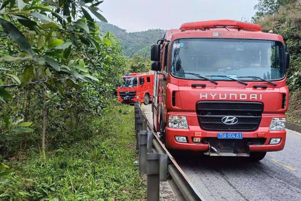 Xe bồn chở nước lao xuống vực đèo QL49, tài xế tử vong kẹt trong cabin -0