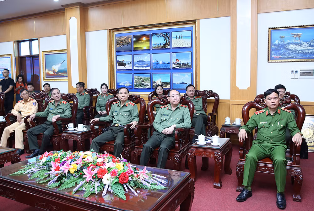 Thắt chặt phối hợp giữa CAND và lực lượng Hải quân Việt Nam nơi đầu sóng ngọn gió -0