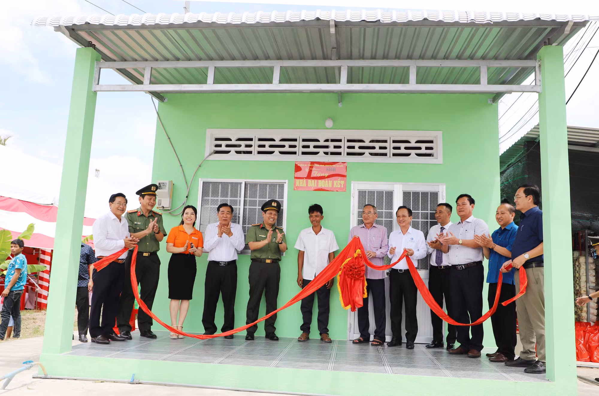 Bộ Công an bàn giao kinh phí xây dựng 700 căn nhà tặng hộ nghèo, cận nghèo tại Bạc Liêu -0