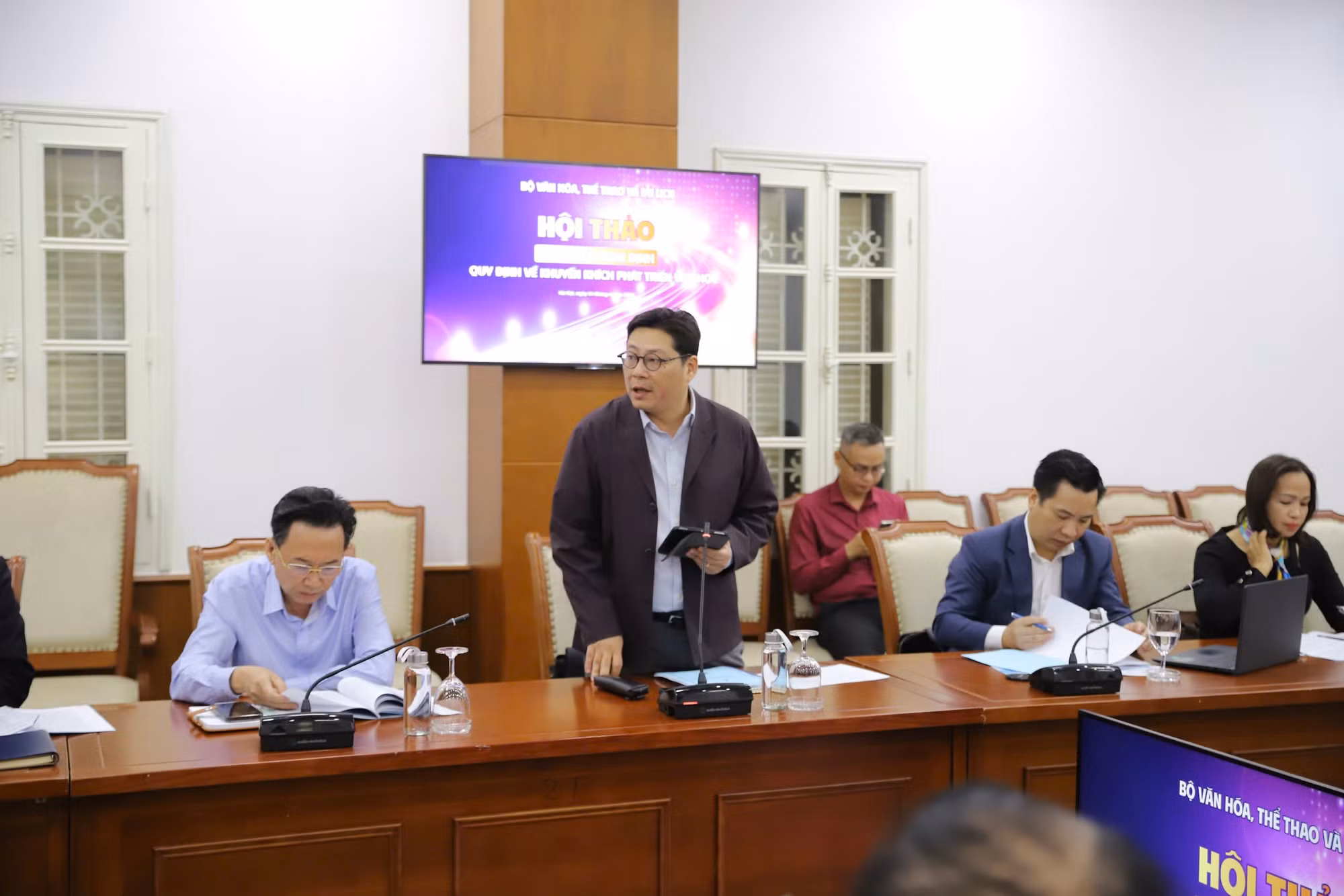 Xây dựng hành lang pháp lý để khuyến khích phát triển văn học -0