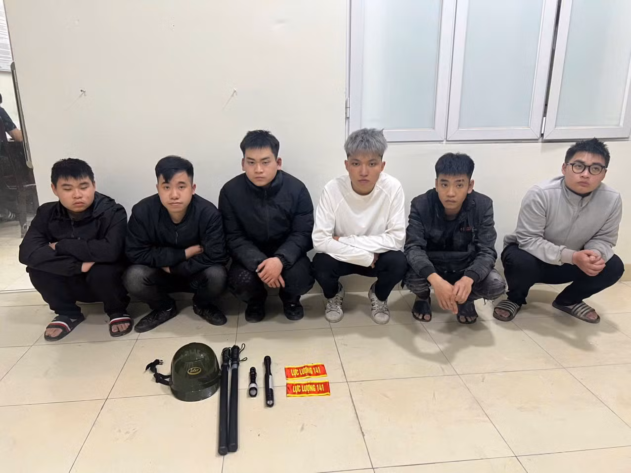Đeo băng đỏ, giả danh “141” hành hung người đi đường để tăng tương tác mạng xã hội -0