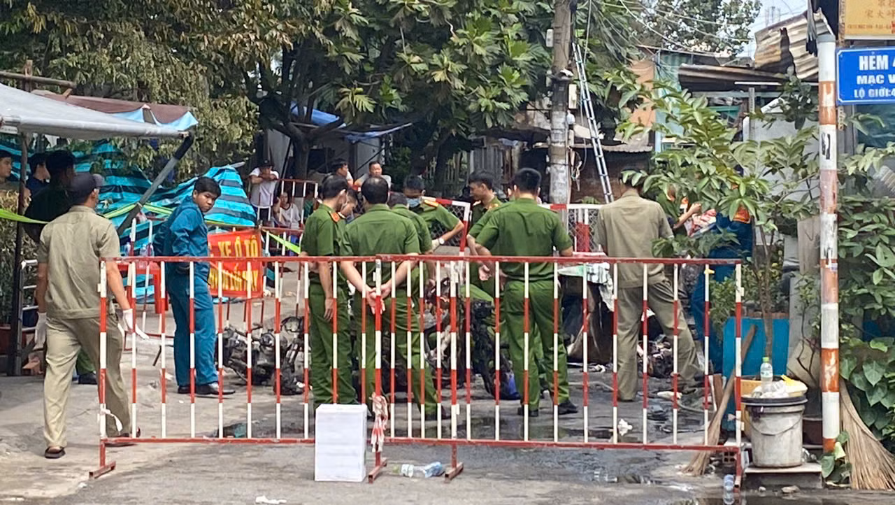 Quay lại cứu con nên bị kẹt trong đám cháy -0