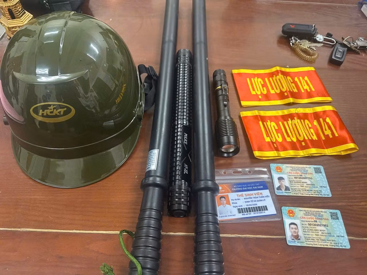 Đeo băng đỏ, giả danh “141” hành hung người đi đường để tăng tương tác mạng xã hội -0