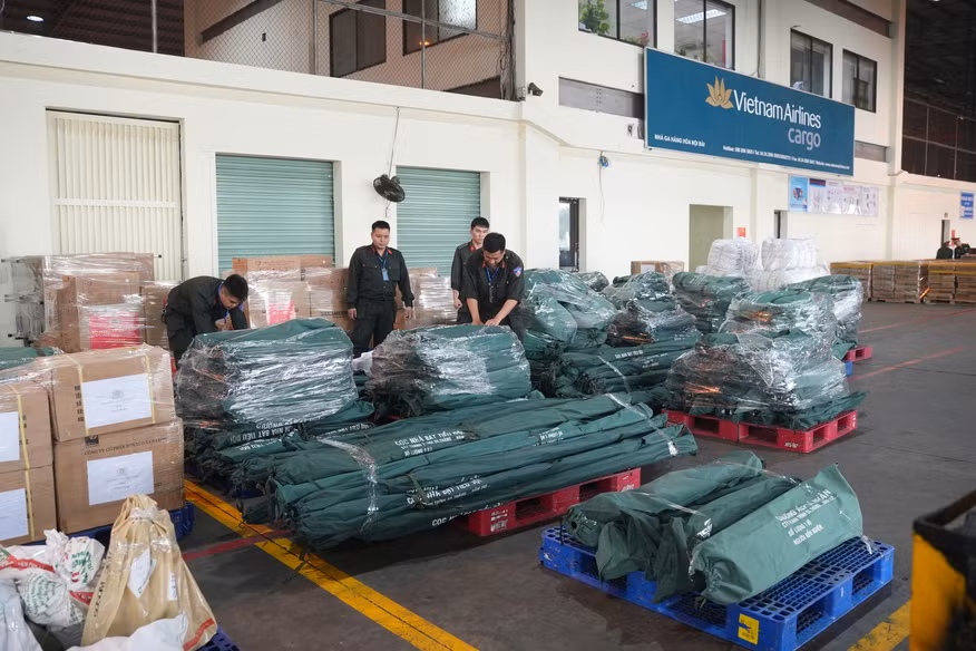 Bộ Công an và Bộ Quốc phòng gửi gần 30 tấn hàng cứu trợ đến Myanmar -0