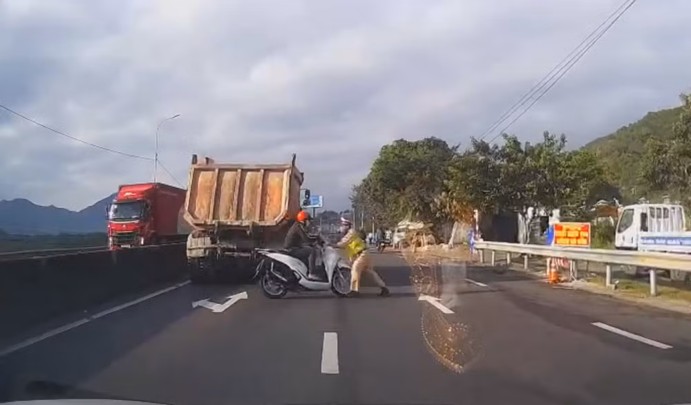  Khởi tố đối tượng điều khiển xe SH tông cán bộ CSGT để “thông chốt” -0