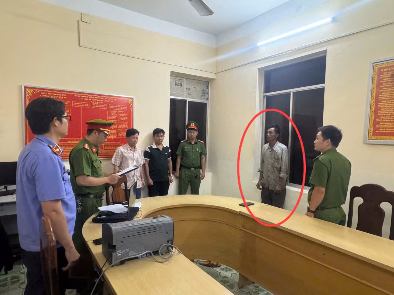 Mới ra tù về tội trộm cắp đã bị bắt về tội lừa đảo và sử dụng tài liêu giả -0
