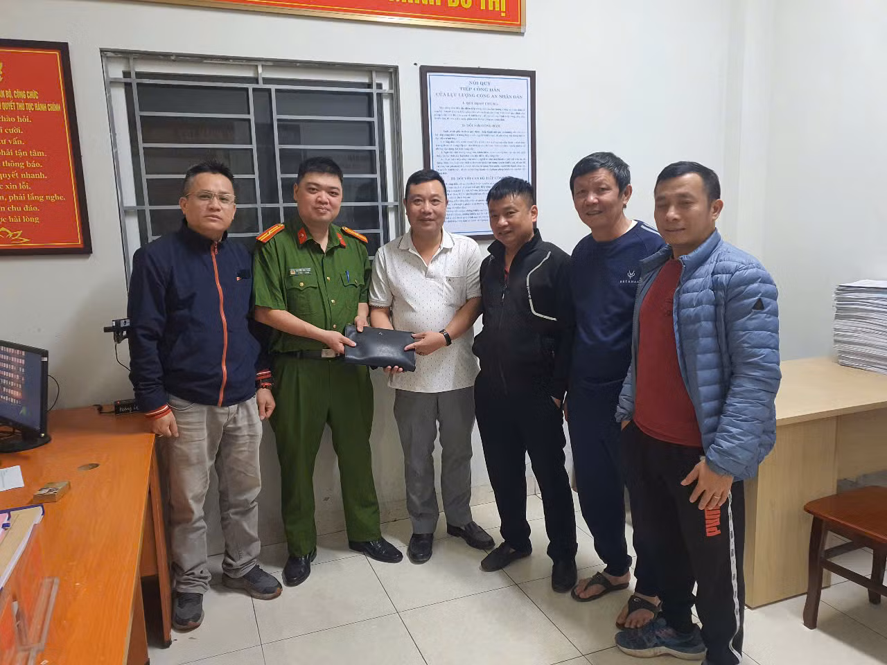 Công an phường Hoàng Liệt trả lại 103 triệu đồng cho người bị đánh rơi -0
