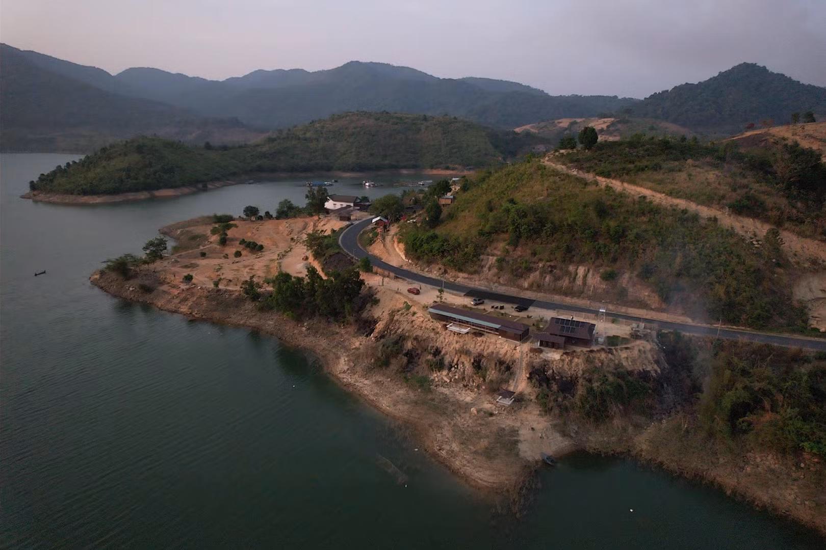 Bạt đồi xây công trình trái phép săn view rao bán, cán bộ xã nói “chỉ nhắc nhở” -0