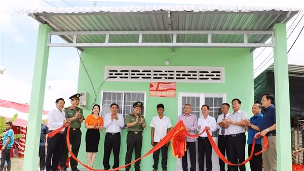 Bộ Công an bàn giao kinh phí xây dựng 700 căn nhà tặng hộ nghèo, cận nghèo tại Bạc Liêu