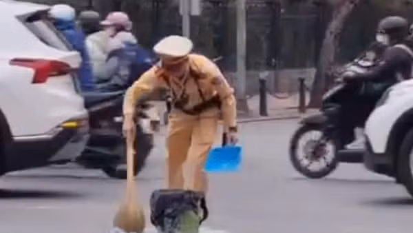 Lan truyền hình ảnh CSGT cần mẫn nhặt mảnh kính vỡ, đảm bảo an toàn giao thông