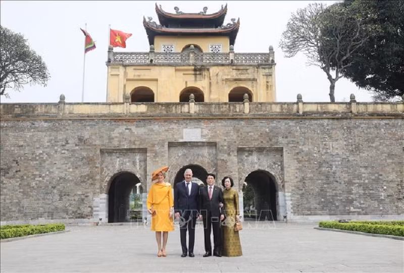 Chủ tịch nước Lương Cường và Nhà Vua Philippe tham quan Hoàng thành Thăng Long -0