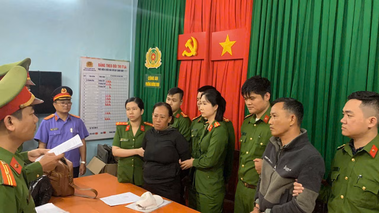 Bắt tạm giam cặp vợ chồng “hờ” đặt làm hàng loạt giấy phép lái xe giả -0