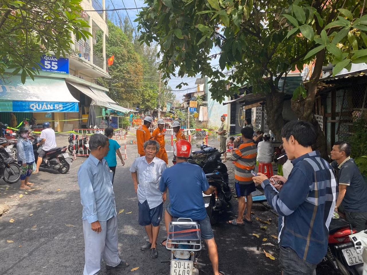 Quay lại cứu con nên bị kẹt trong đám cháy -1