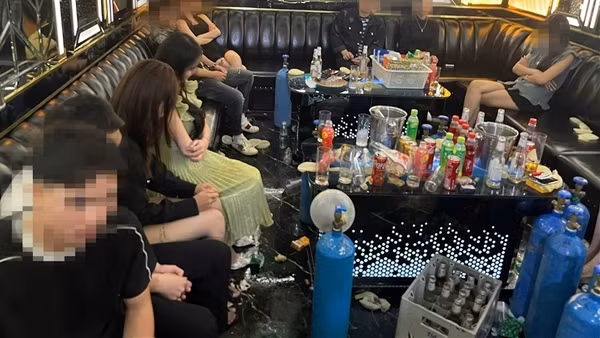 17 nam nữ thanh niên vào quán karaoke hát với "bóng cười"