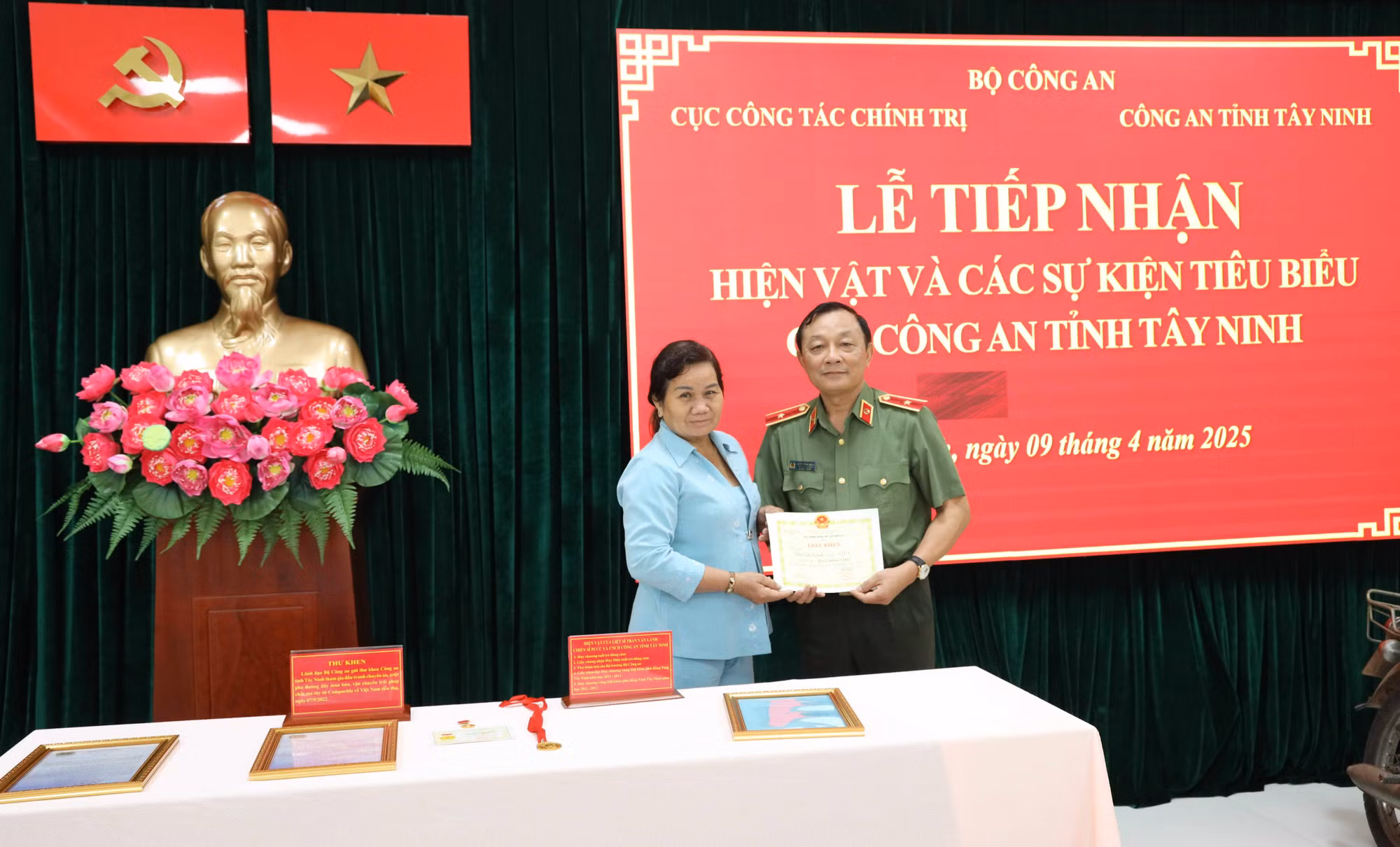 Tiếp nhận nhiều hiện vật giá trị của Công an tỉnh Tây Ninh -0