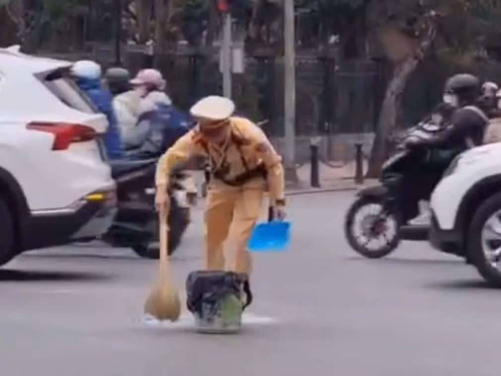CSGT dọn mảnh kính vỡ trên đường được cộng đồng mạng tán dương -0