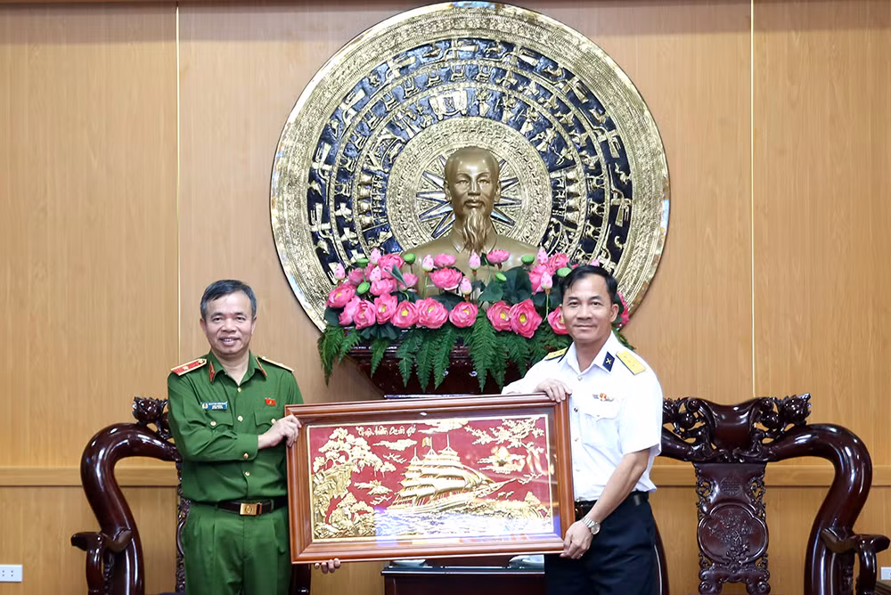 Thắt chặt phối hợp giữa CAND và lực lượng Hải quân Việt Nam nơi đầu sóng ngọn gió -0
