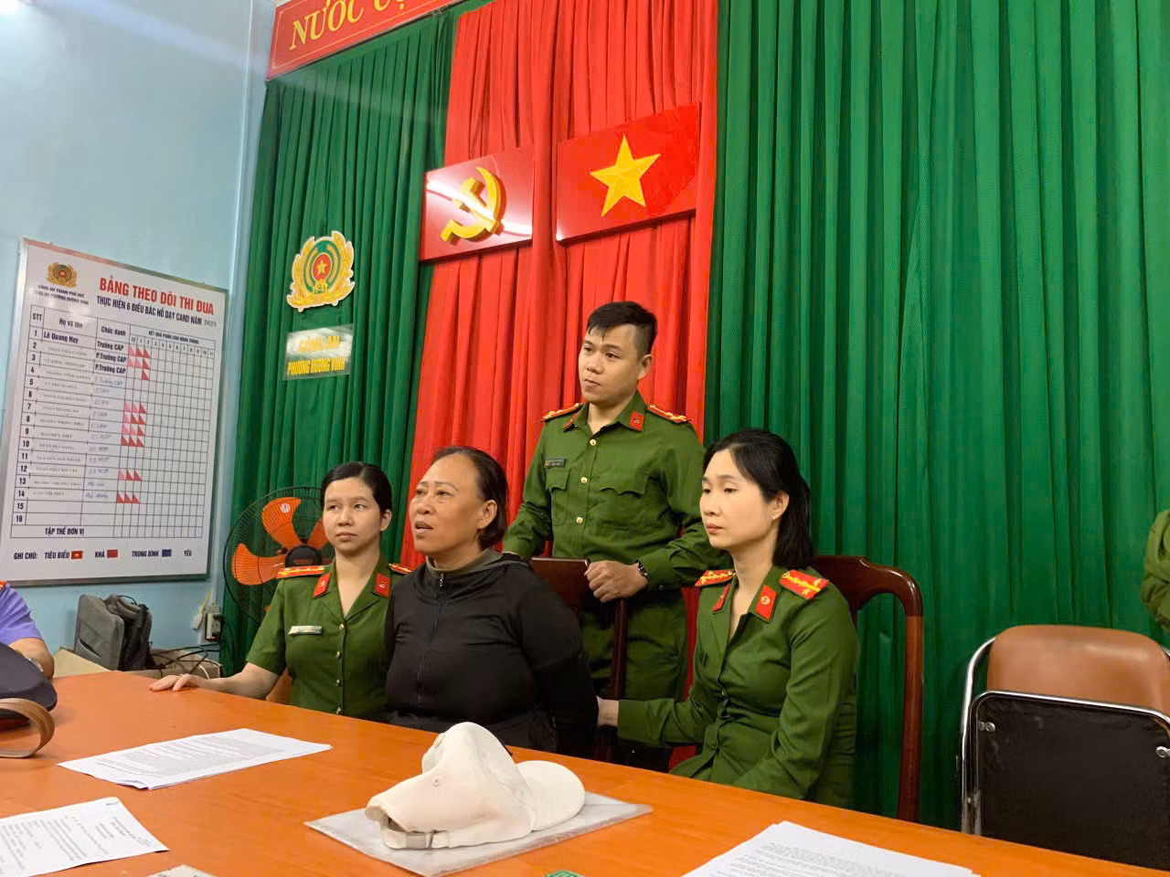 Bắt tạm giam cặp vợ chồng “hờ” đặt làm hàng loạt giấy phép lái xe giả -0
