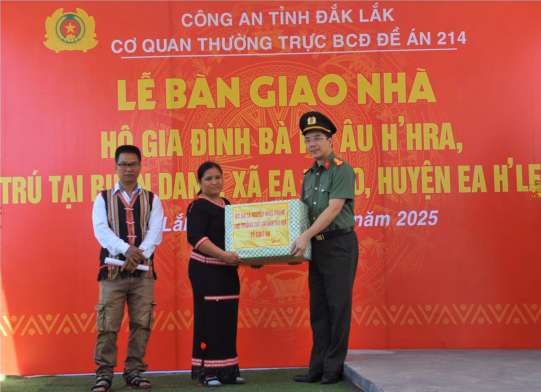 Công an Đắk Lắk bàn giao nhà tình nghĩa cho công dân hồi hương -0