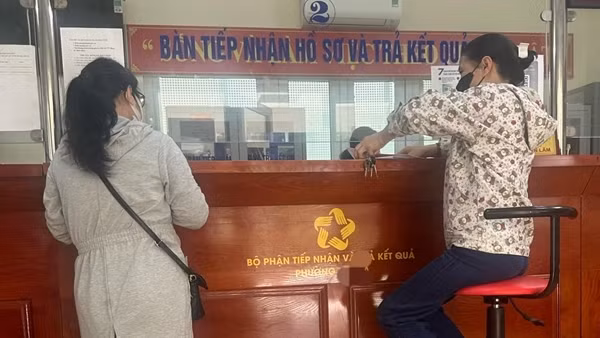 Dịch vụ hành chính công: Tiện ích miễn phí, vì sao vẫn xuất hiện “cò”?