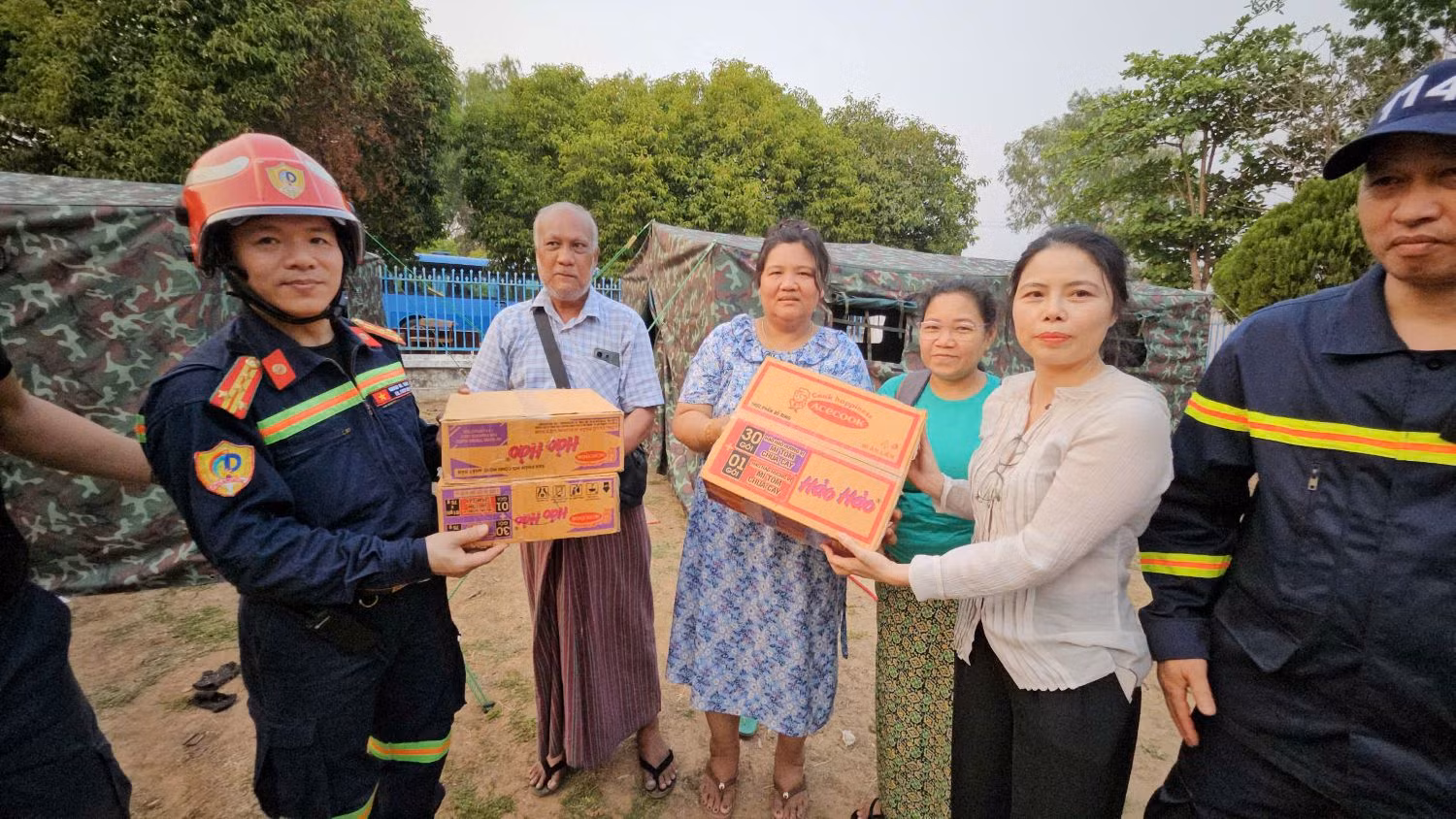 Đoàn cứu nạn, cứu hộ Bộ Công an Việt Nam thăm khám, phát thuốc cho người dân bị thương ở Myanmar -0