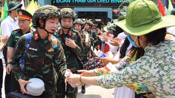 Tình cảm thắm thiết đón đoàn CBCS tham gia diễu binh, diễu hành từ Bắc vào Nam
