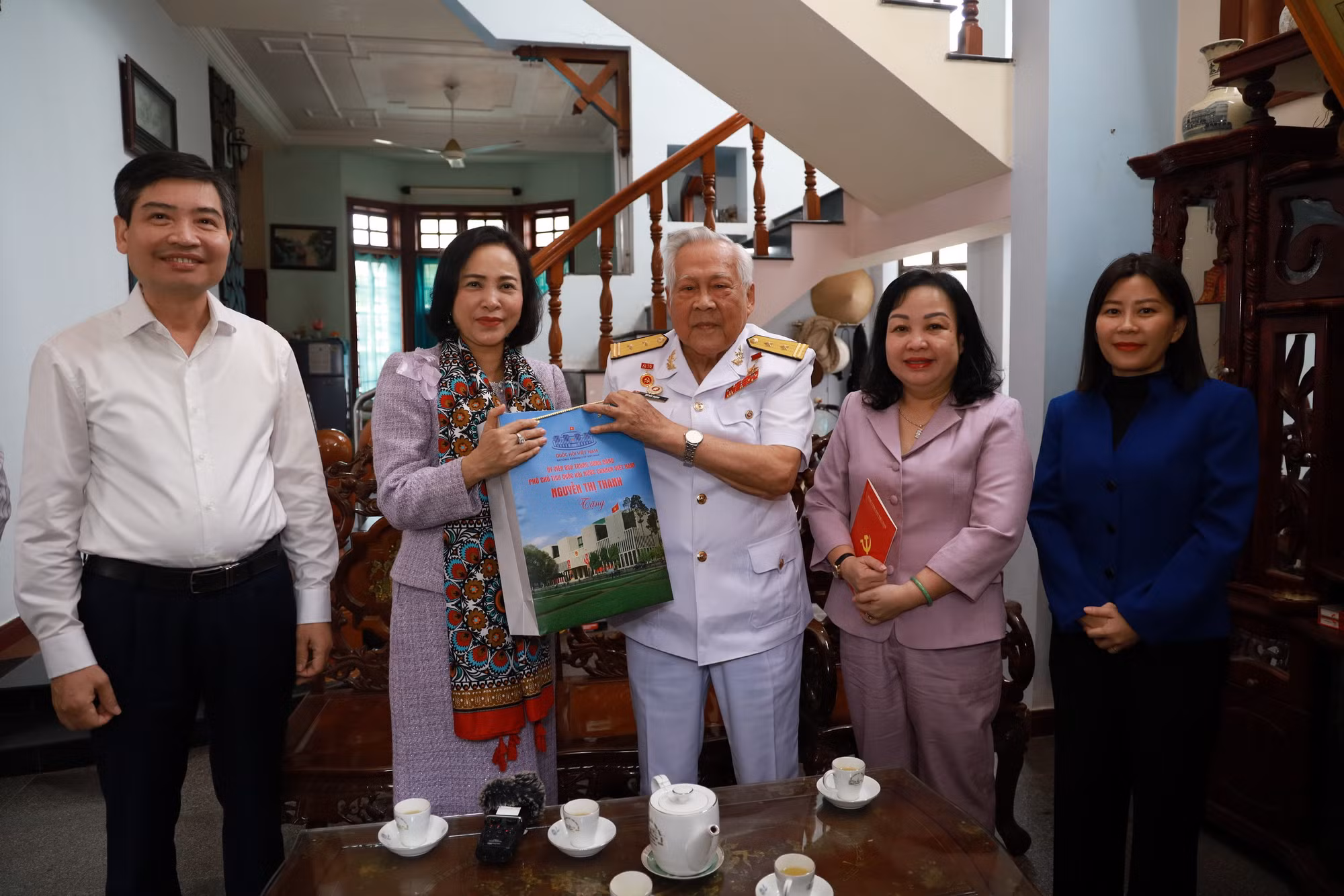 Phó Chủ tịch Quốc hội Nguyễn Thị Thanh thăm Anh hùng Hồ Đắc Thạnh -0