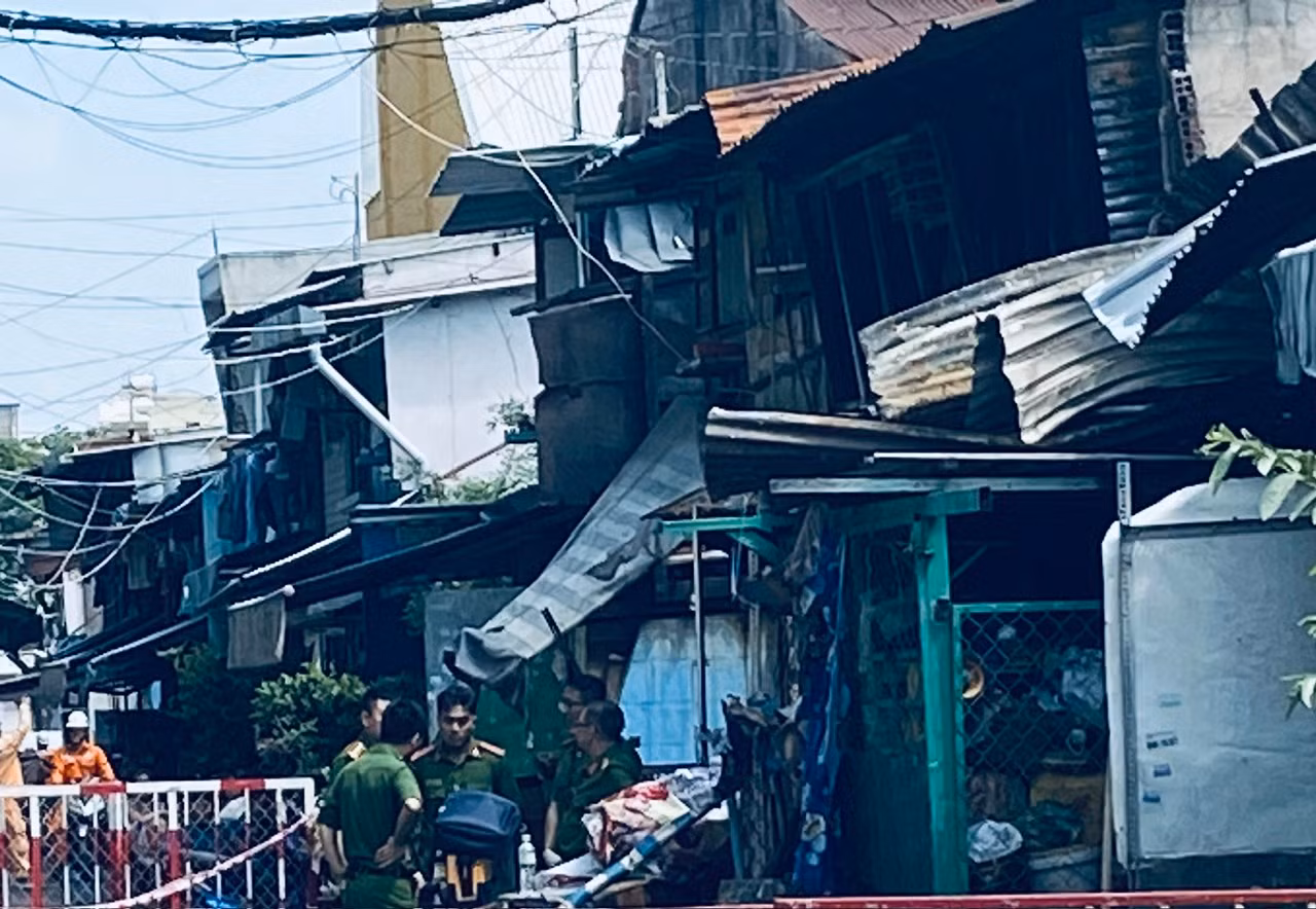 Quay lại cứu con nên bị kẹt trong đám cháy -0