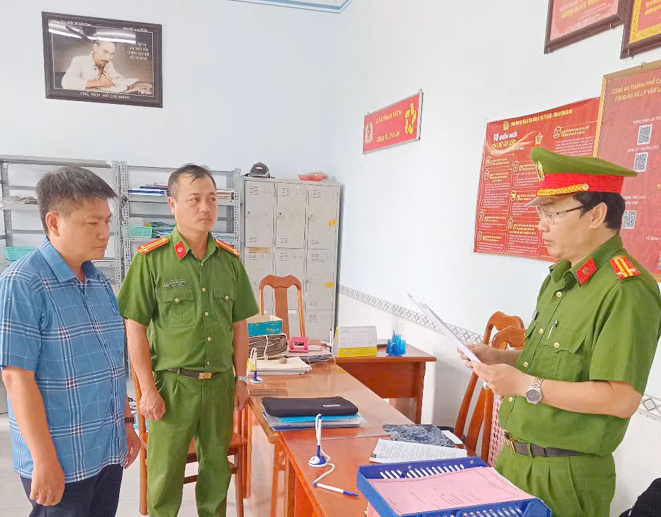 2 cán bộ thuộc Sở NN&MT Cà Mau nhận hối lộ khi đăng ký, đăng kiểm tàu cá -1