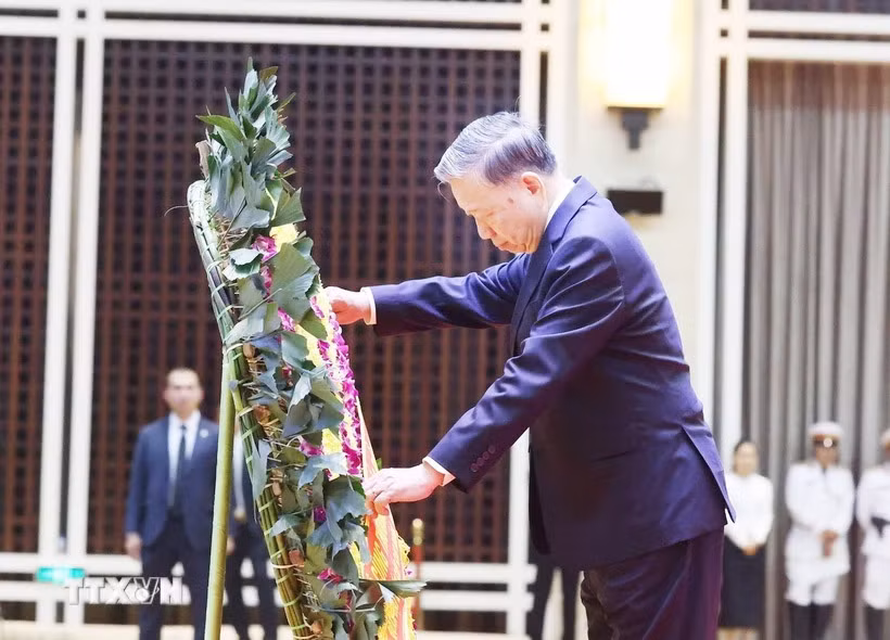Tổng Bí thư Tô Lâm dẫn đầu đoàn Việt Nam viếng đồng chí Khamtay Siphandone -0