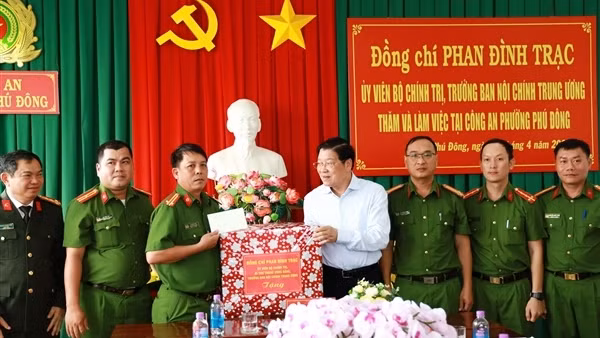 Trưởng Ban Nội chính Trung ương thăm và làm việc tại Công an phường Phú Đông