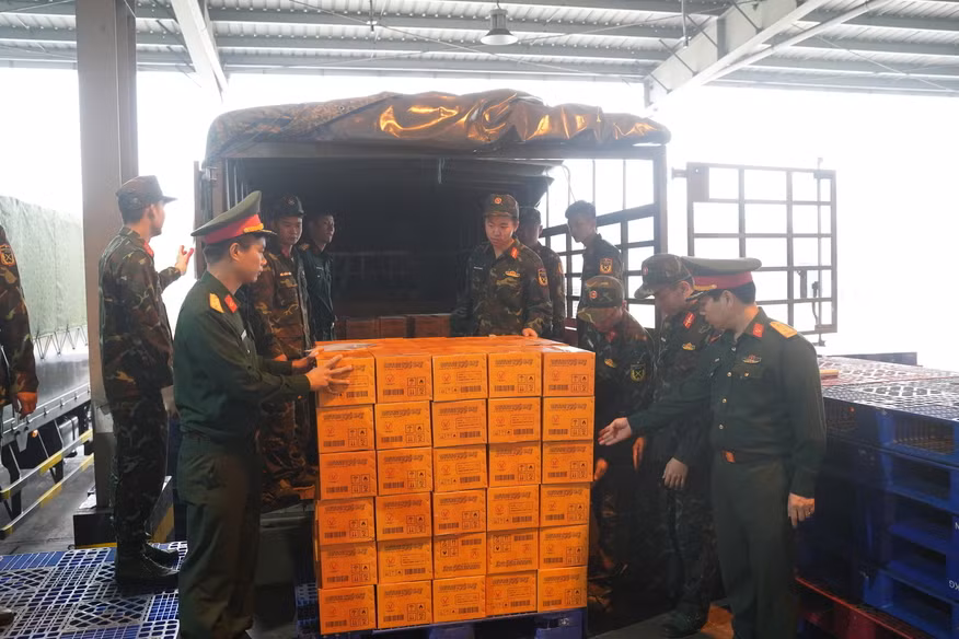Bộ Công an và Bộ Quốc phòng gửi gần 30 tấn hàng cứu trợ đến Myanmar -0