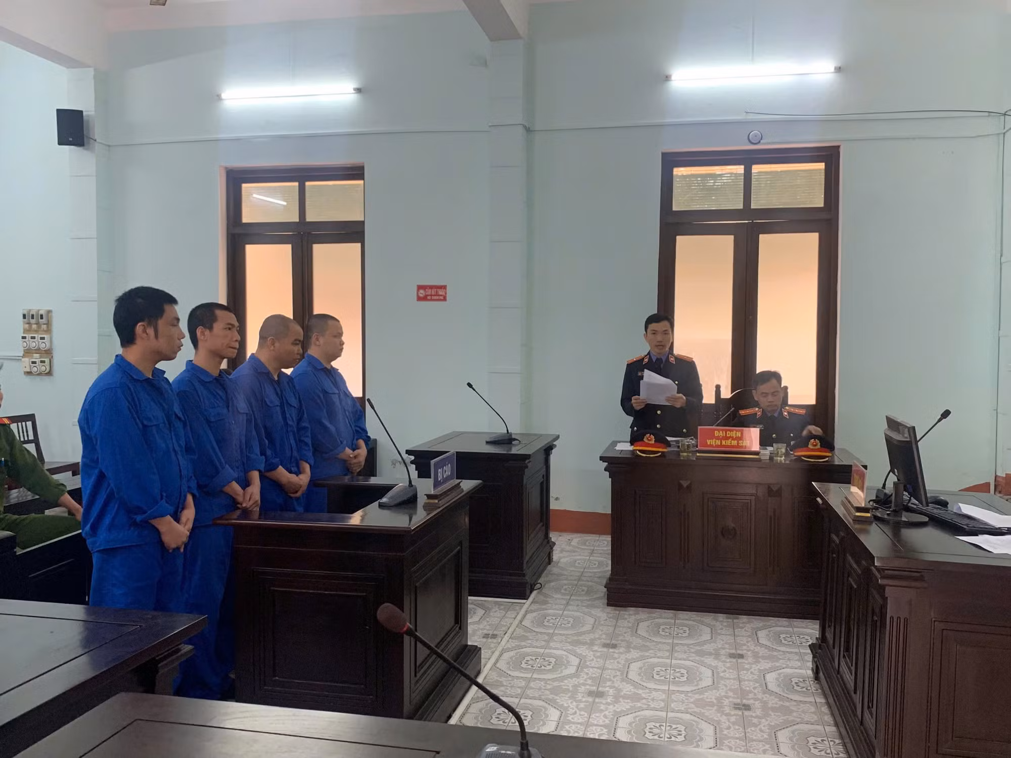 Vào bar thư giãn, 4 bị cáo chia nhau hơn 28 năm tù -0