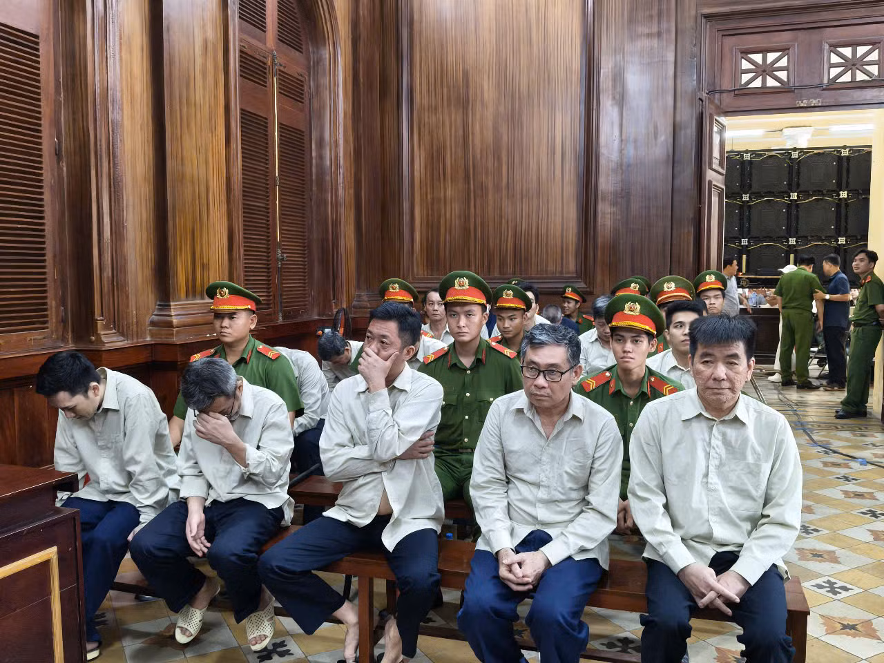 Cựu Chủ tịch An Giang lĩnh 8 năm 6 tháng tù vì tiếp tay cho “cát tặc” -0