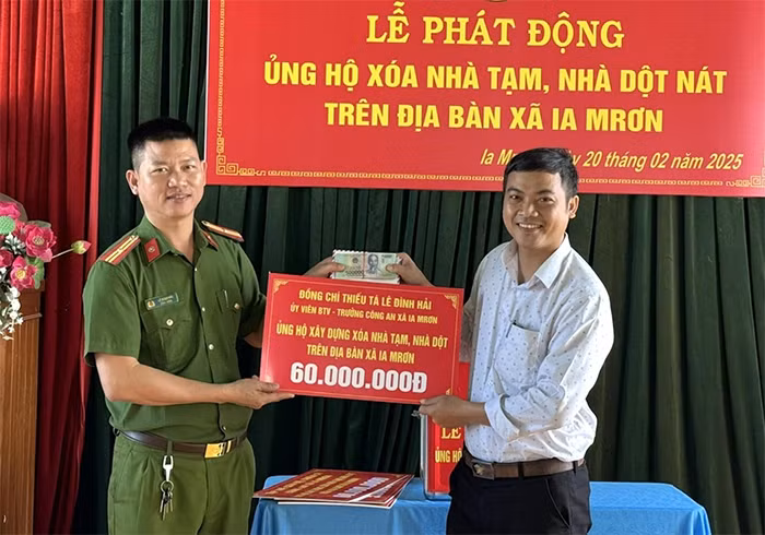 Trưởng Công an xã dùng tiền tiết kiệm xây nhà cho hộ nghèo -0