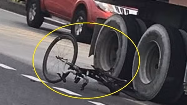 Đi vào đường cấm, một&nbsp; nữ “cua-rơ” nghiệp dư bị xe đầu kéo cán tử vong