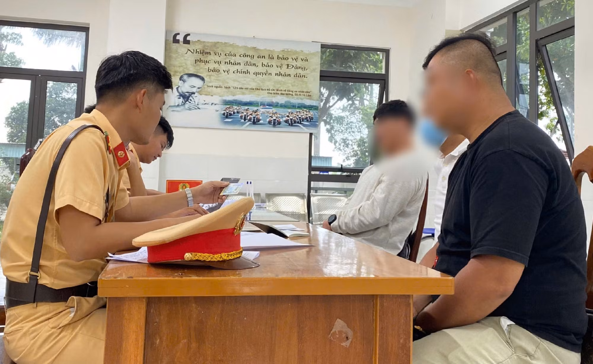 Du khách Hàn Quốc buông… cả hai tay khi điều khiển mô tô phân khối lớn -0