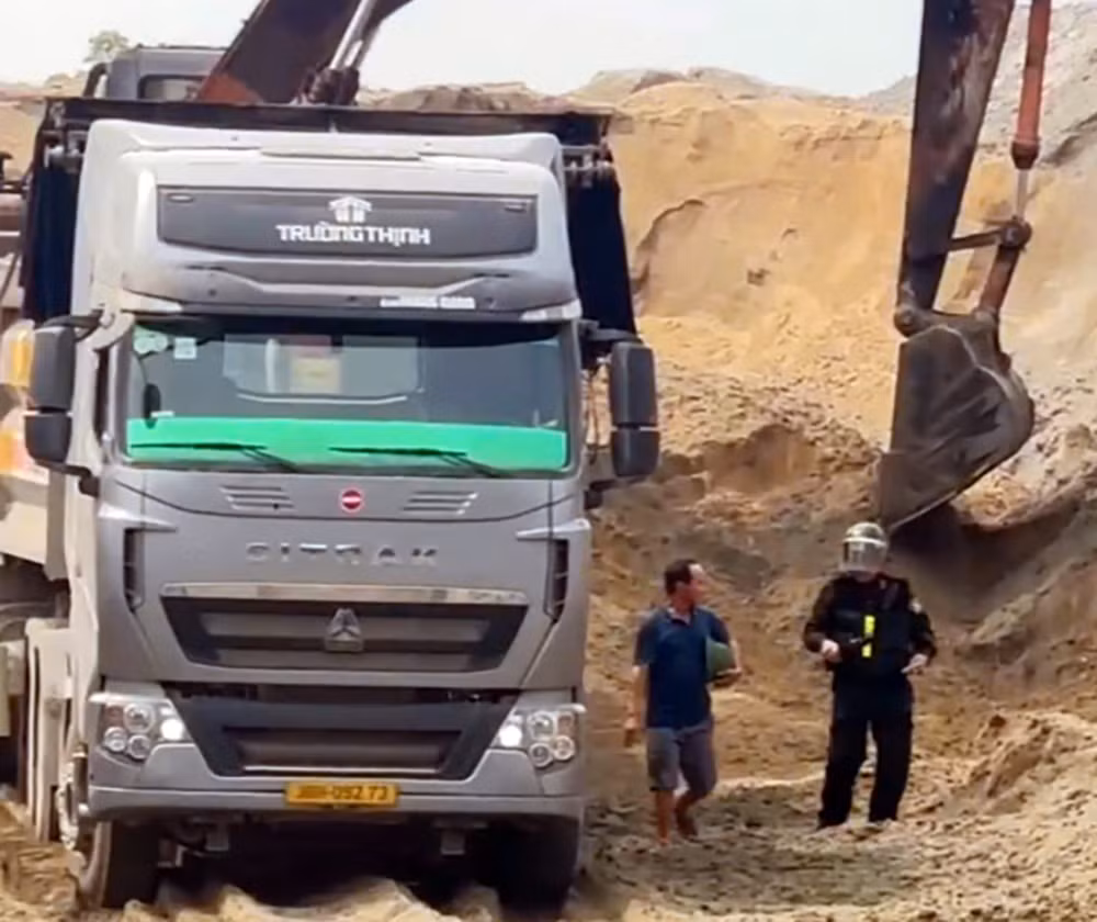 Đồng loạt khám xét, đưa 30 đối tượng khai thác cát ở Thanh Hoá về Hà Nội điều tra -0