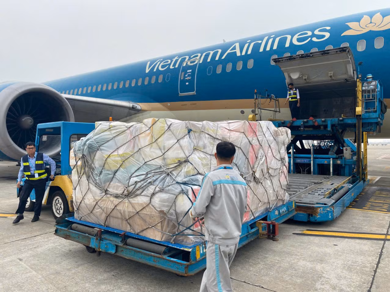 Bộ Công an và Bộ Quốc phòng gửi gần 30 tấn hàng cứu trợ đến Myanmar -0